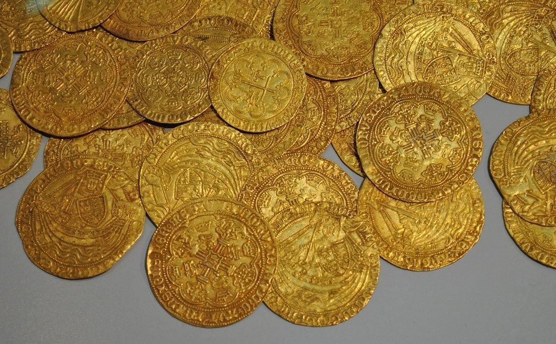 Hechizo con monedas para atraer el dinero